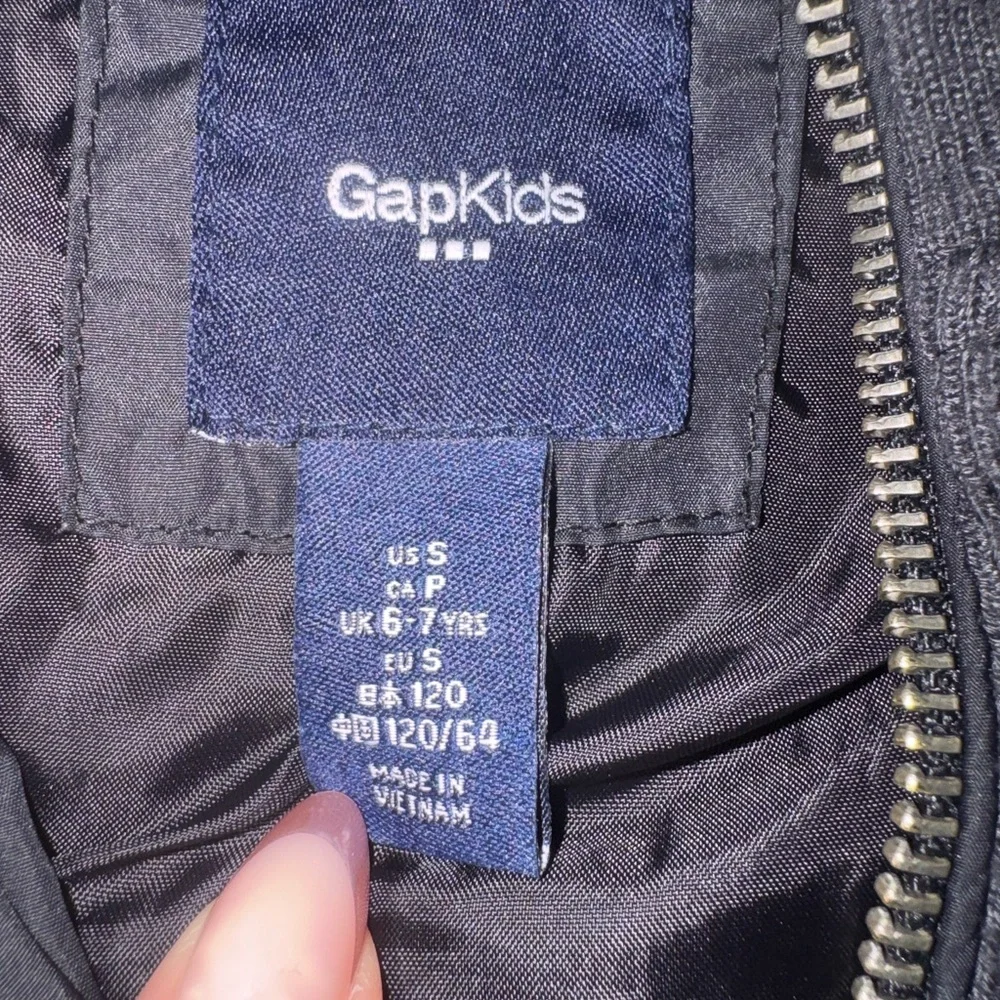 Kids GAP Black Jacket. Zip close. Button pockets. EUC. Size S 6-7. Fall Spring